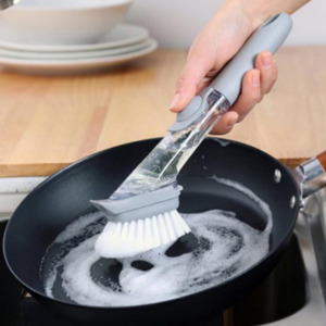Щетка кухонная для очистки жирных поверхностей с емкостью для моющего средства